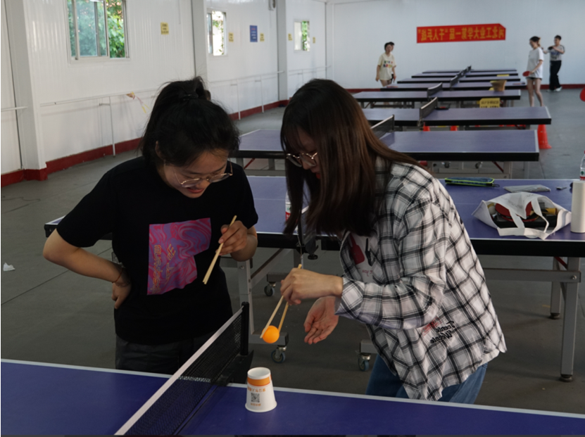 图片包含 人, 室内, 桌子, 女人 AI 生成的内容可能不正确。